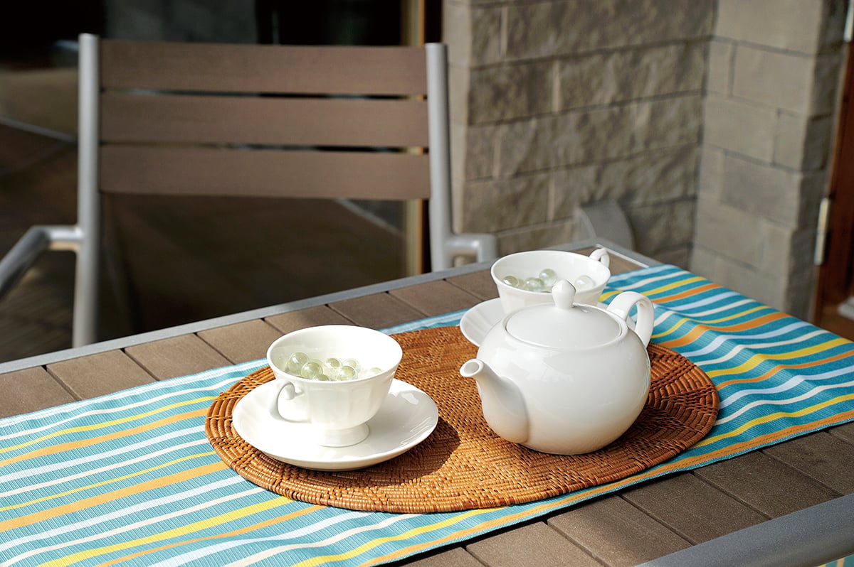 屋外テラスでのお茶の時間